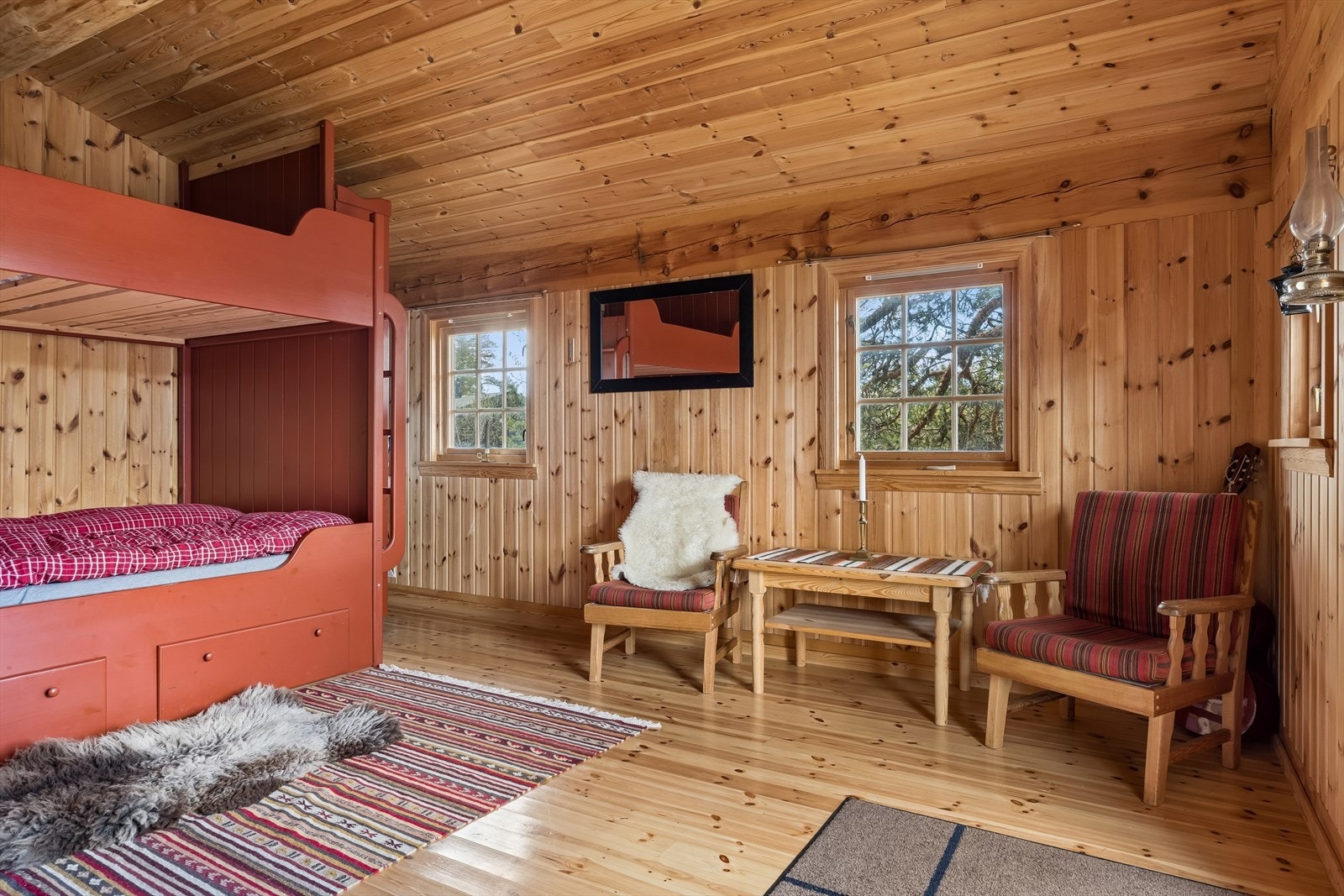 Annekset består av ett stort allrom med tregulv og panel på vegger og i himling. Galleribilde