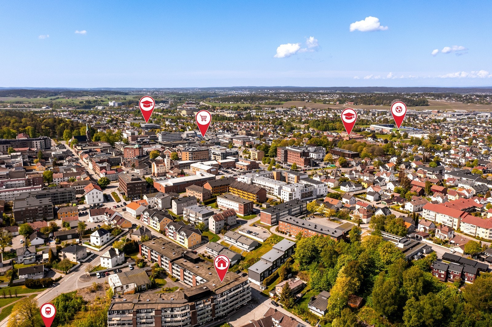 Eiendommen ligger sentralt med nærhet til butikker, skoler og kollektivtilbud. Galleribilde