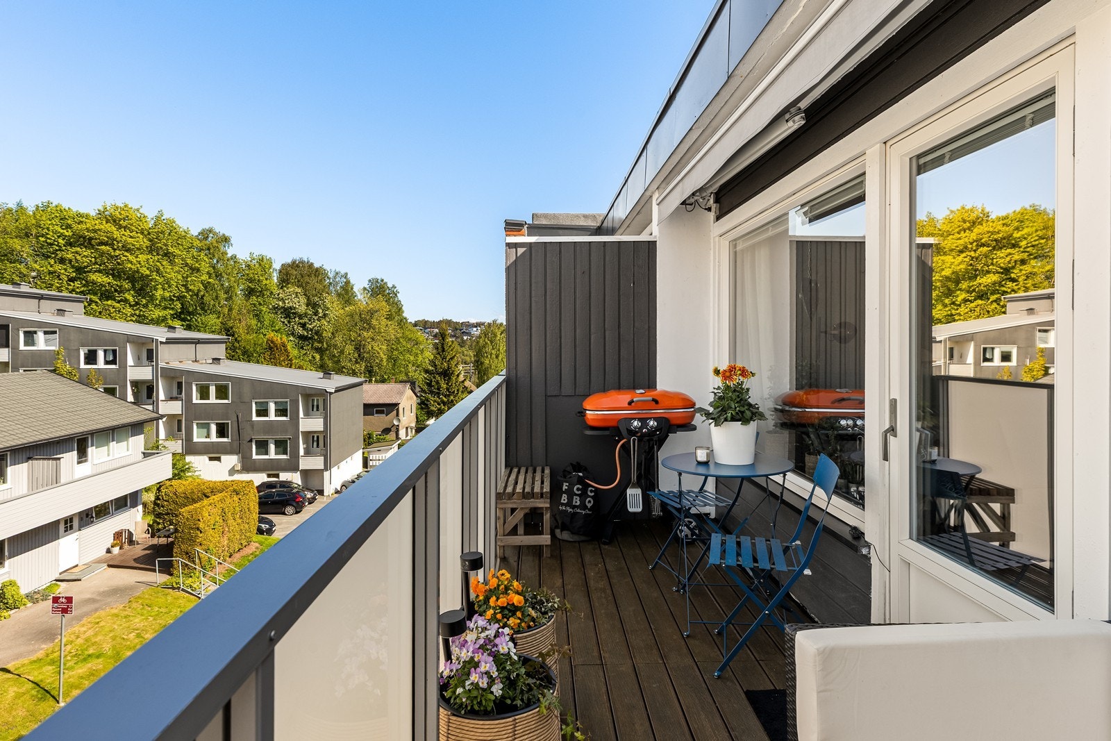 Hyggelig balkong med fine solforhold, elektrisk markise og utsyn mot nærområdet. Galleribilde