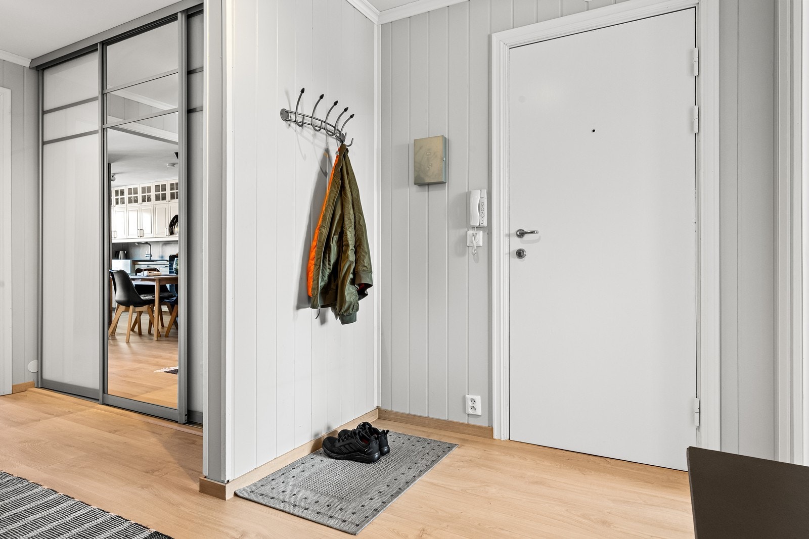 Lys og praktisk entré med god oppbevaringsplass. Porttelefon med fjernåpning gir enkel adgangskontroll. Galleribilde