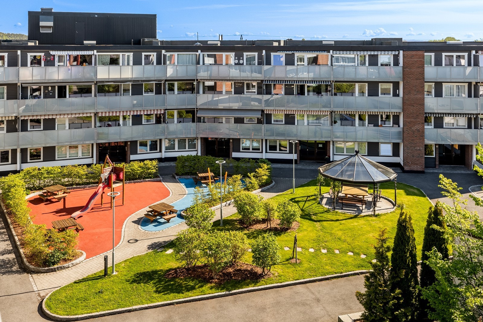Fellesområdet har opparbeidede gangstier, grøntarealer og lekeplass tilknyttet borettslaget. Galleribilde