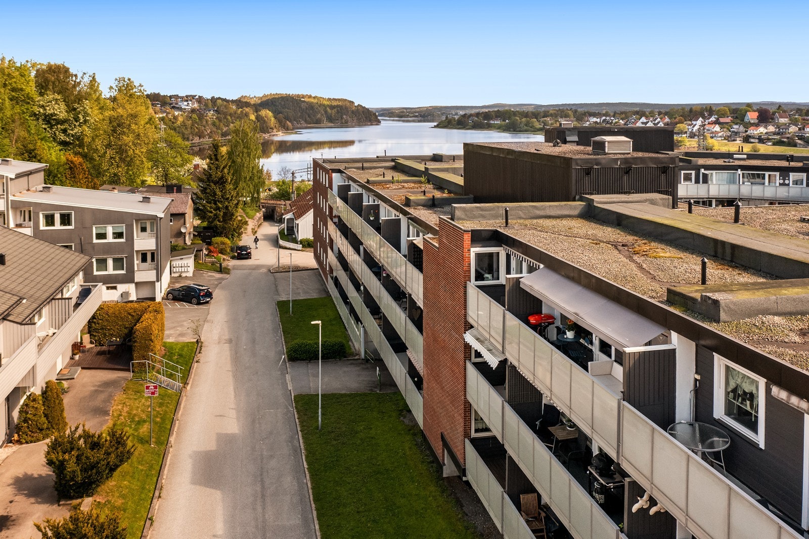 Eiendommen ligger i gangavstand til Sarpsborg sentrum og har utsikt mot Glengshølen. Galleribilde