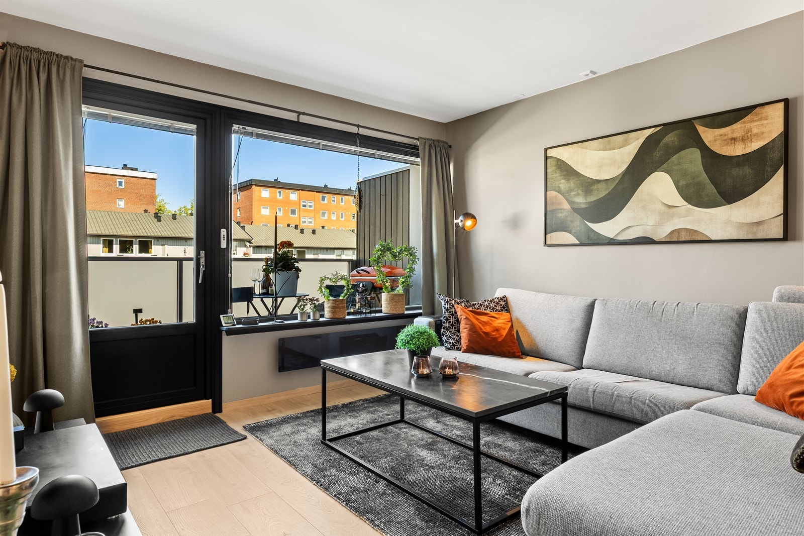 Stuen oppleves åpen og luftig, med direkte adkomst til hyggelig veranda Galleribilde