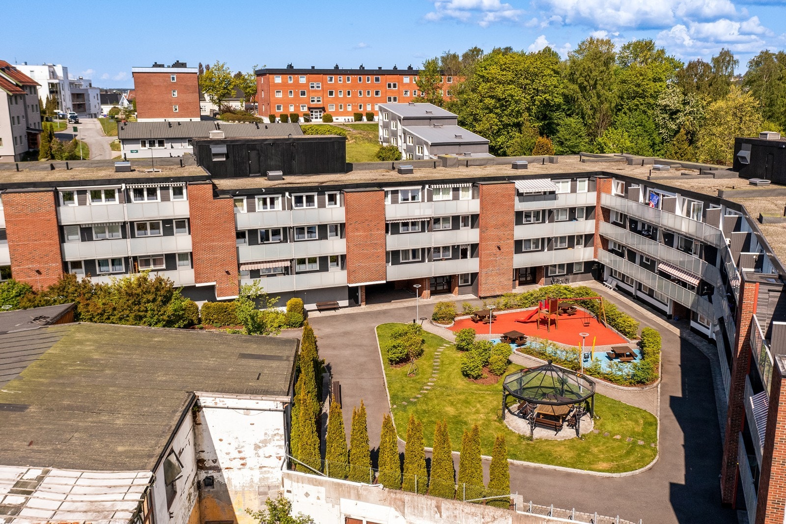 Leiligheten har tilgang til et felles gårdsrom med grøntarealer og lekeplass. Galleribilde
