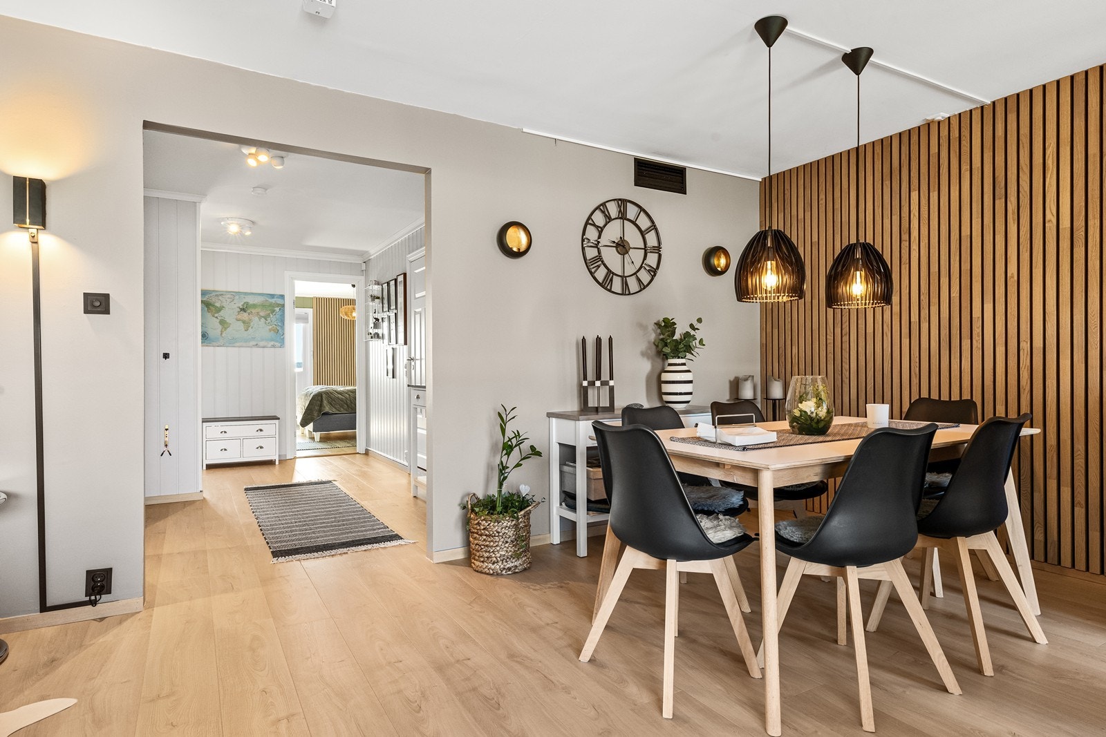 En hyggelig spisekrok som inviterer til lange måltider og gode samtaler Galleribilde