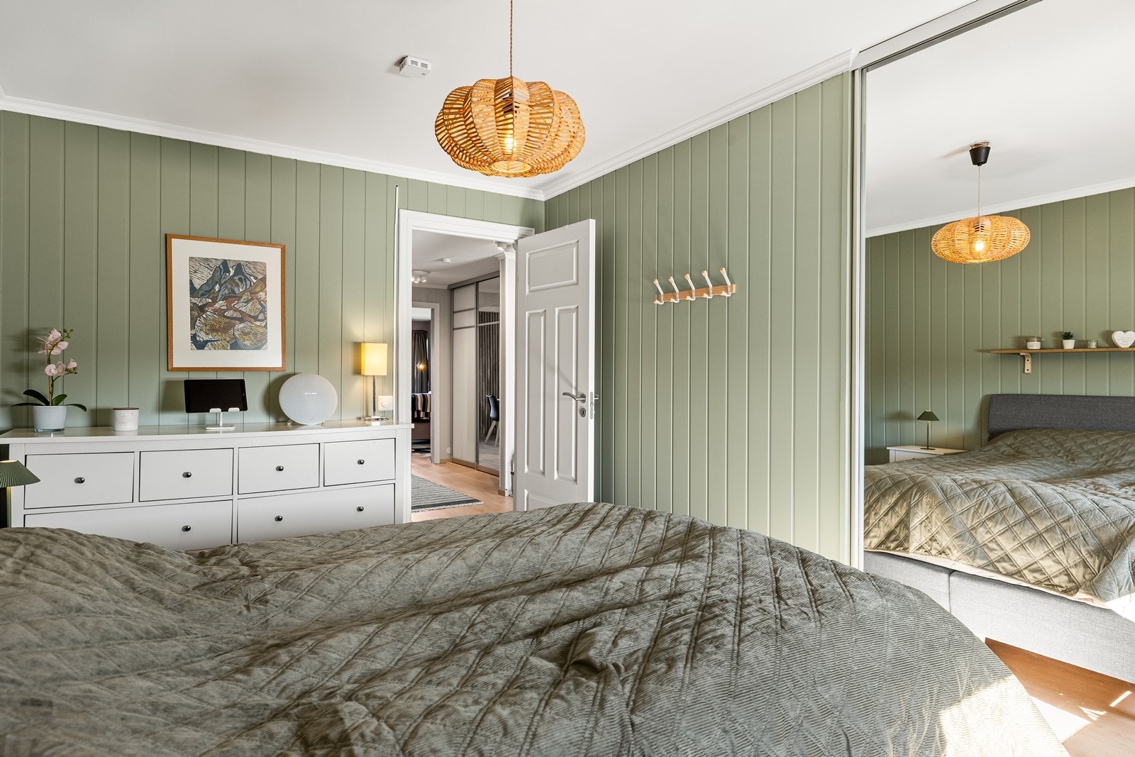 Soverommet fremstår lyst og harmonisk med god oppbevaring. Galleribilde