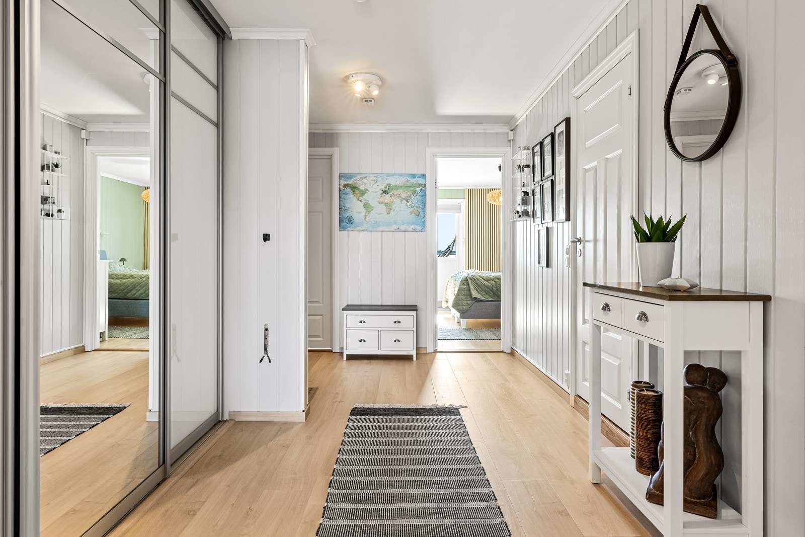 Lys og romslig gang med skyvedørsgarderobe som gir praktisk oppbevaringsmulighet. Galleribilde