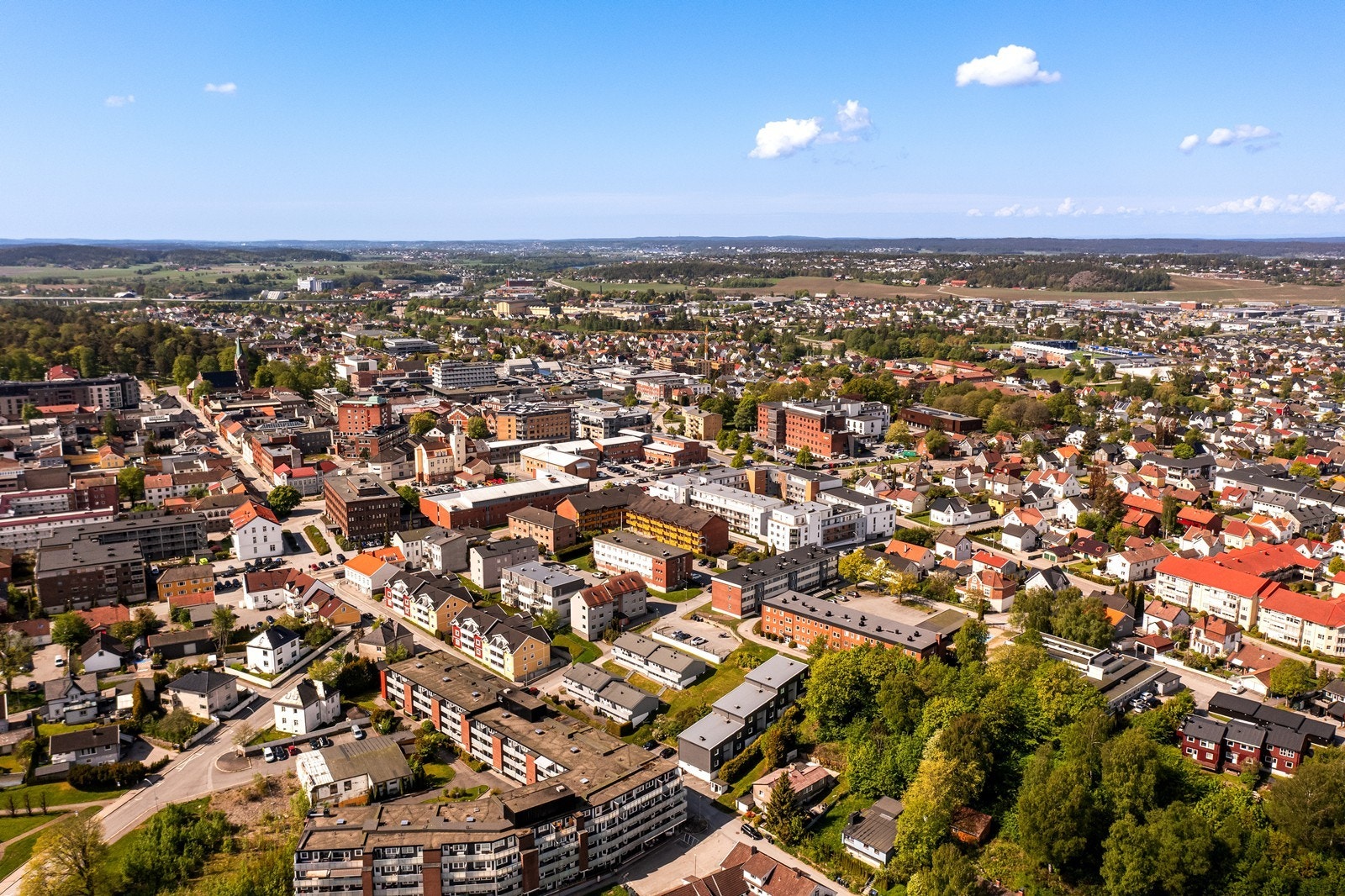 Boligen er plassert i et etablert boligområde med gangavstand til Sarpsborg sentrum. Galleribilde