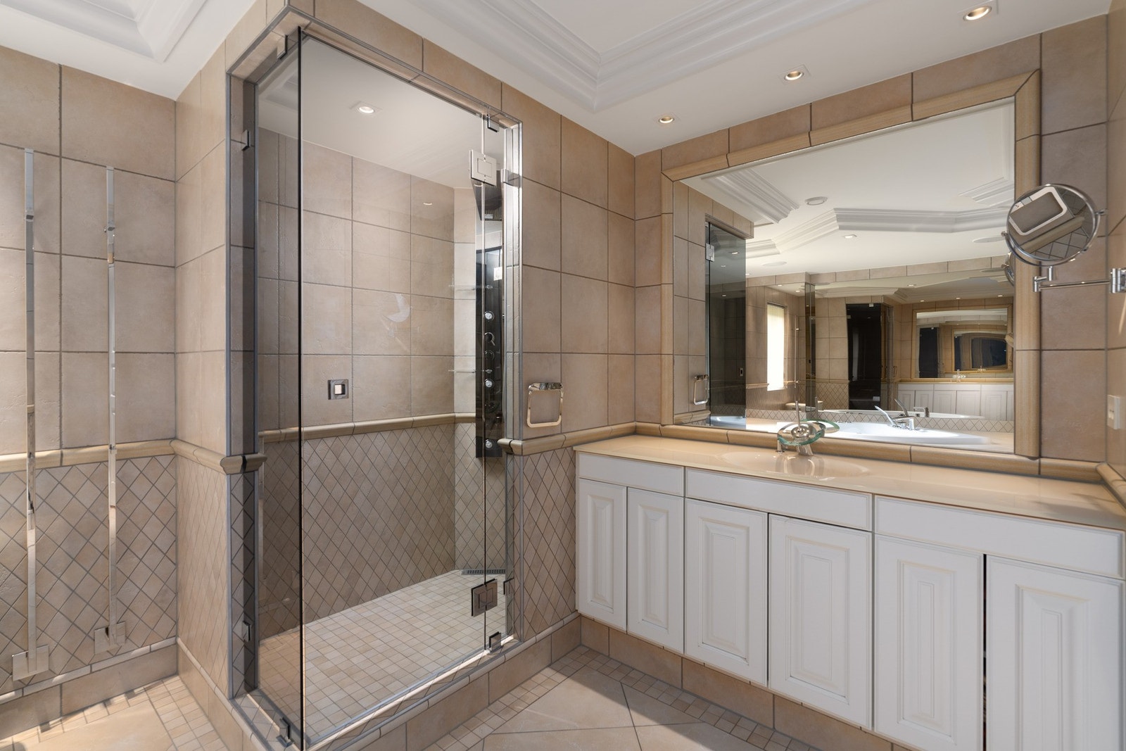 Badet holder en gjennomgående høy standard med flislagte overflater, spesialtilpasset innredning fra Hemsedal Møbel og eksklusive detaljer. Galleribilde