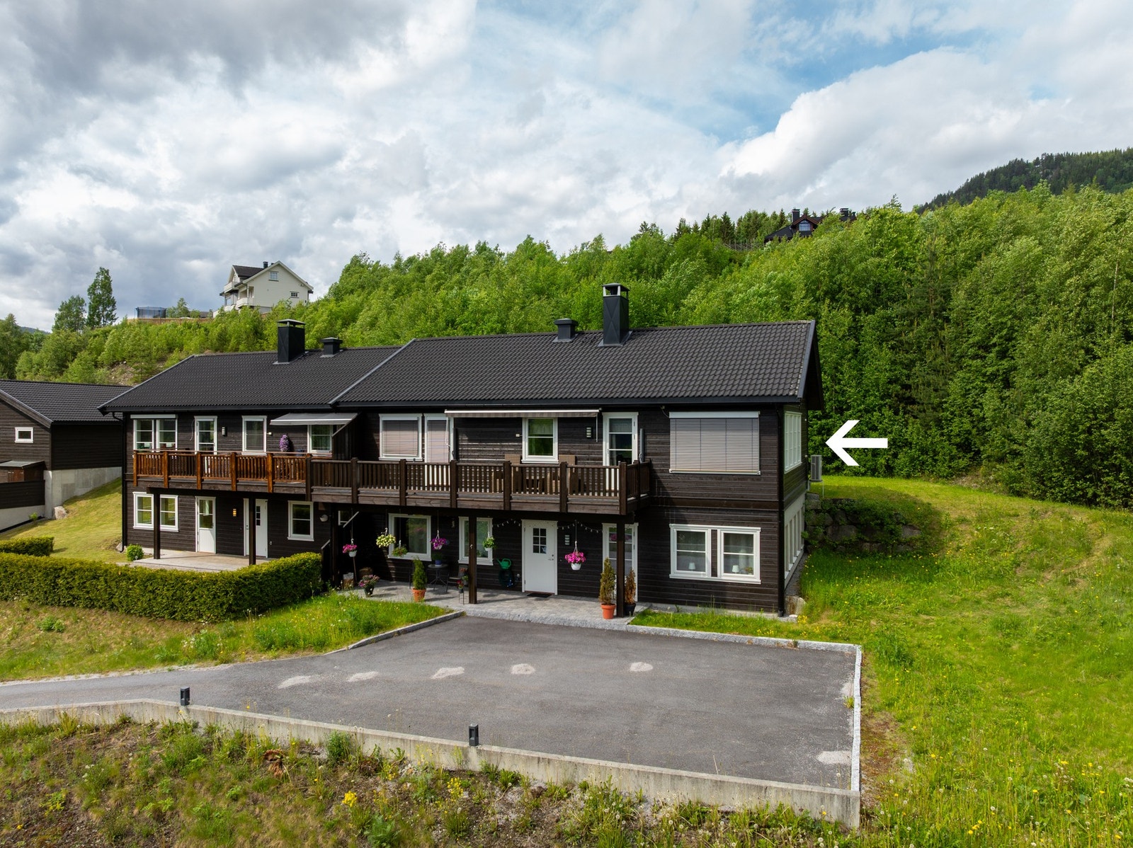 Velkommen til munkeøyra 20- en oppgradert og meget fin leilighet med alt på ett plan. Foto: Uthus. Galleribilde