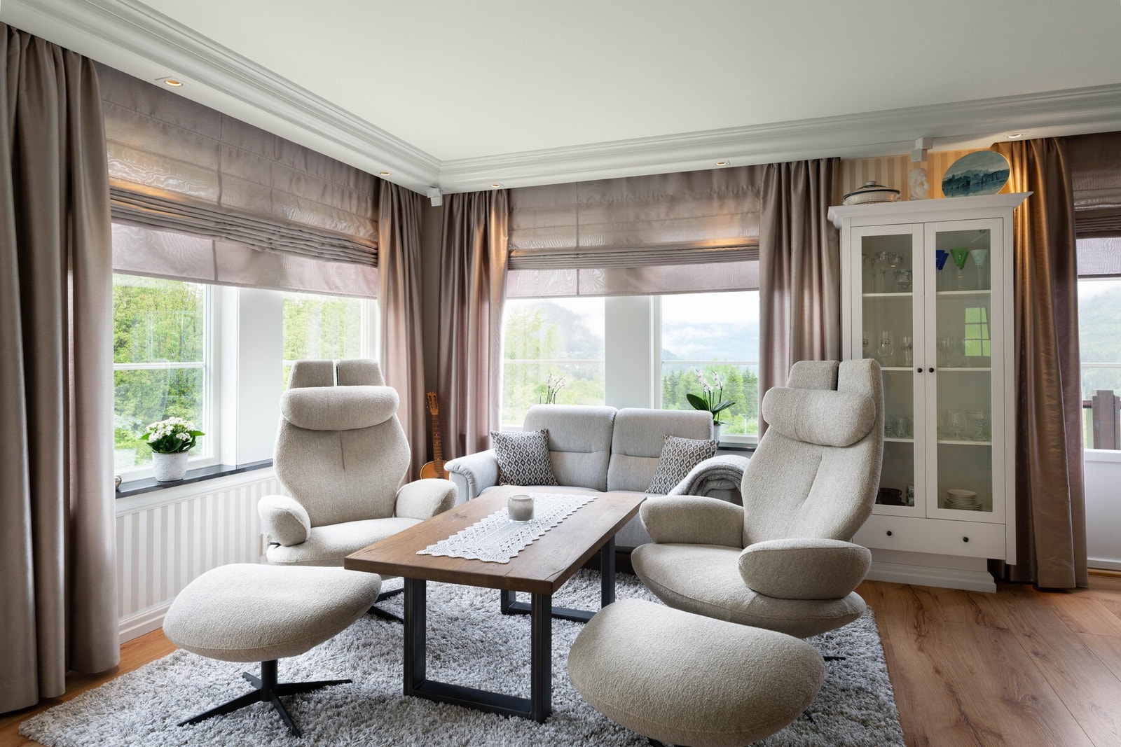 Boligen er godt vedlikeholdt og byr på en kombinasjon av komfort, tekniske løsninger og tidløst design. Galleribilde