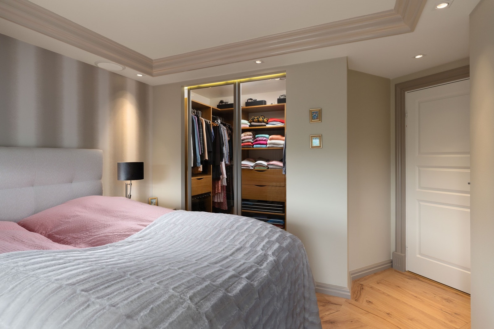 Praktisk med belyst walk-in garderobe Galleribilde