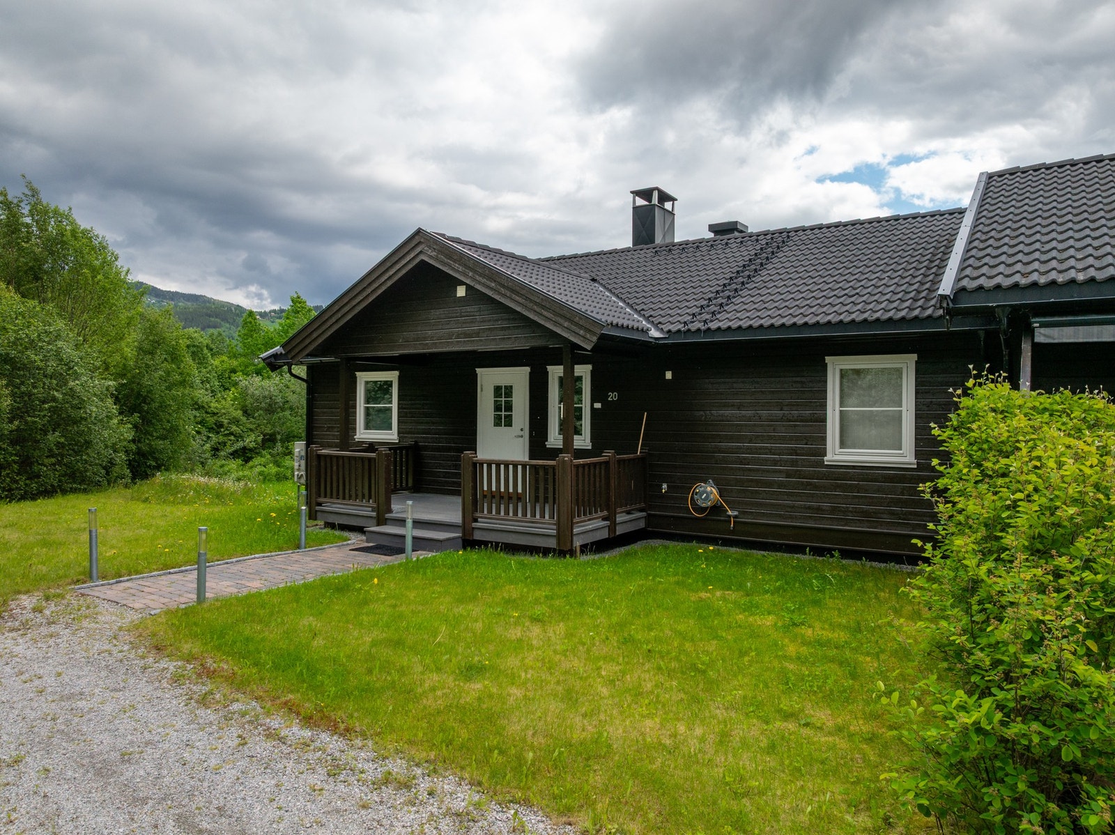 Utekran på yttervegg med inngangspartiet. Galleribilde