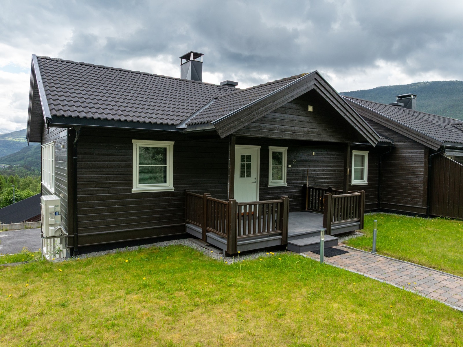 Inngang fra bakkeplan gir leiligheten en enkel adkomst. Flott uteareal med morgensol. Galleribilde