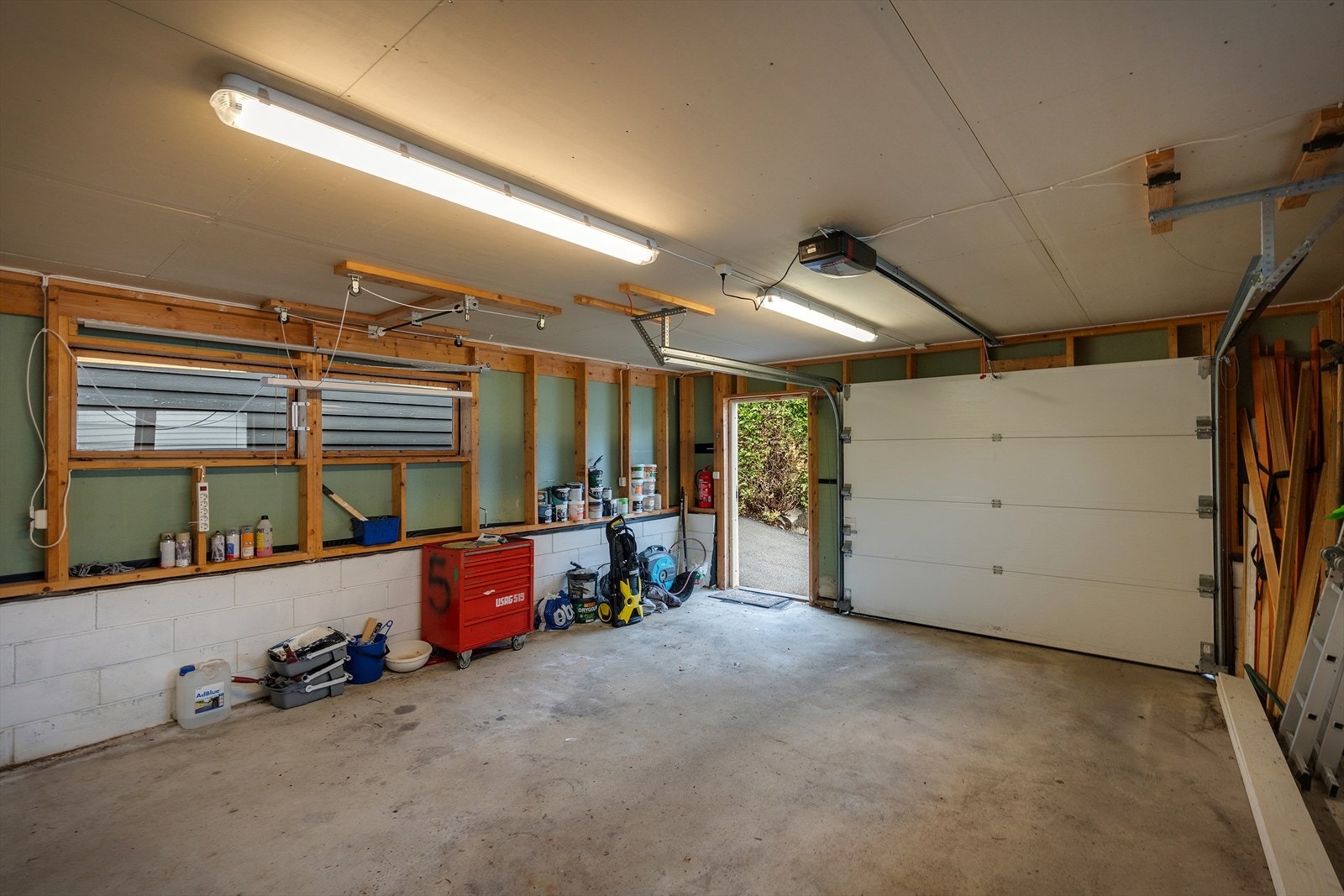 Her er det god plass til bil, motorsykkel, sykler eller annet en måtte ønske. Galleribilde