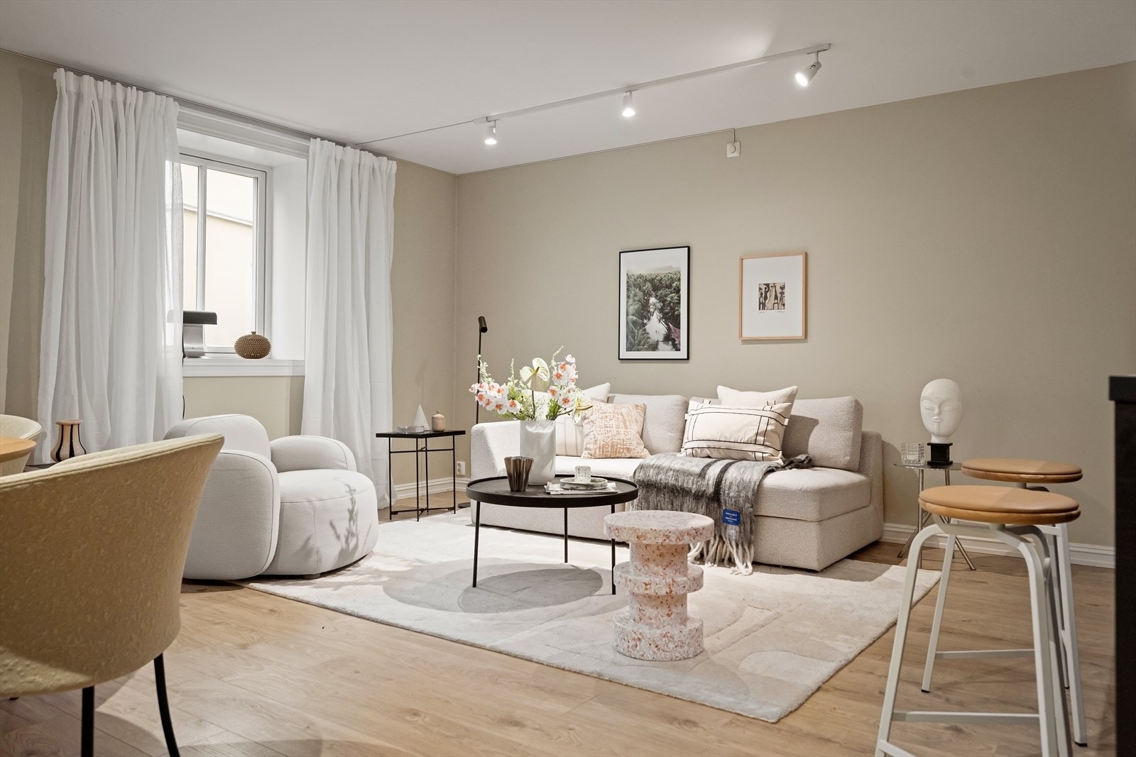 Boligen oppleves lys og luftig, med gode vindusflater som slipper inn rikelig med dagslys. Galleribilde