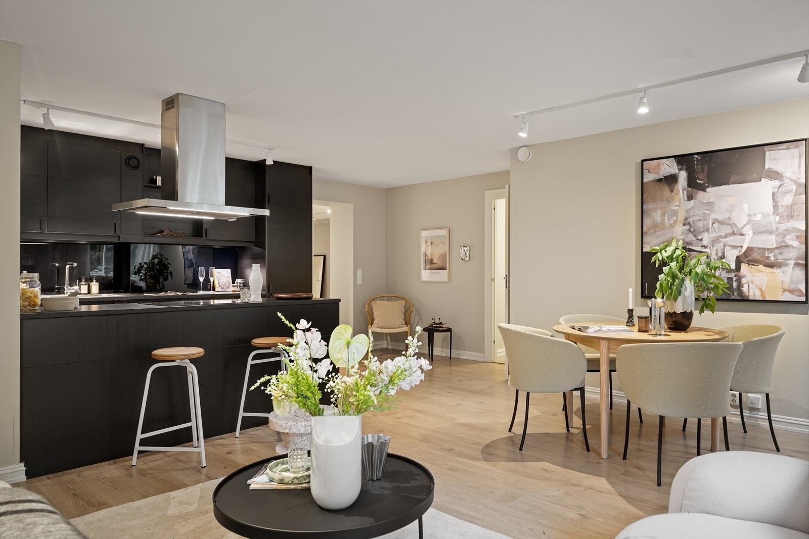 Leiligheten har en gjennomgående moderne standard etter en omfattende oppgradering i 2020. Galleribilde