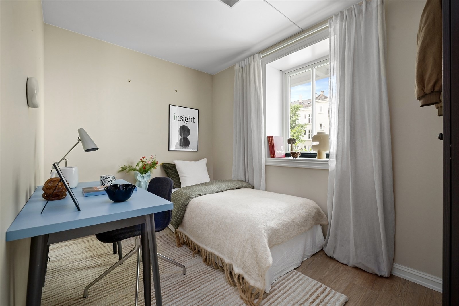 Et annet av soverommene, her innredet som et kontor. Galleribilde