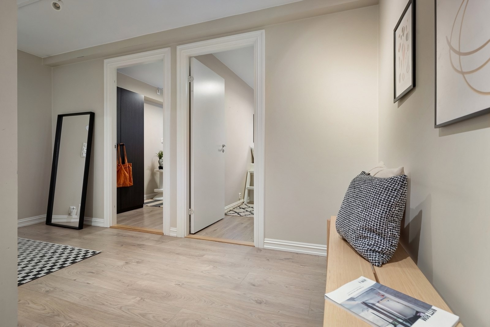 God plass til yttertøy og sko i tilknytning til inngangspartiet. Galleribilde
