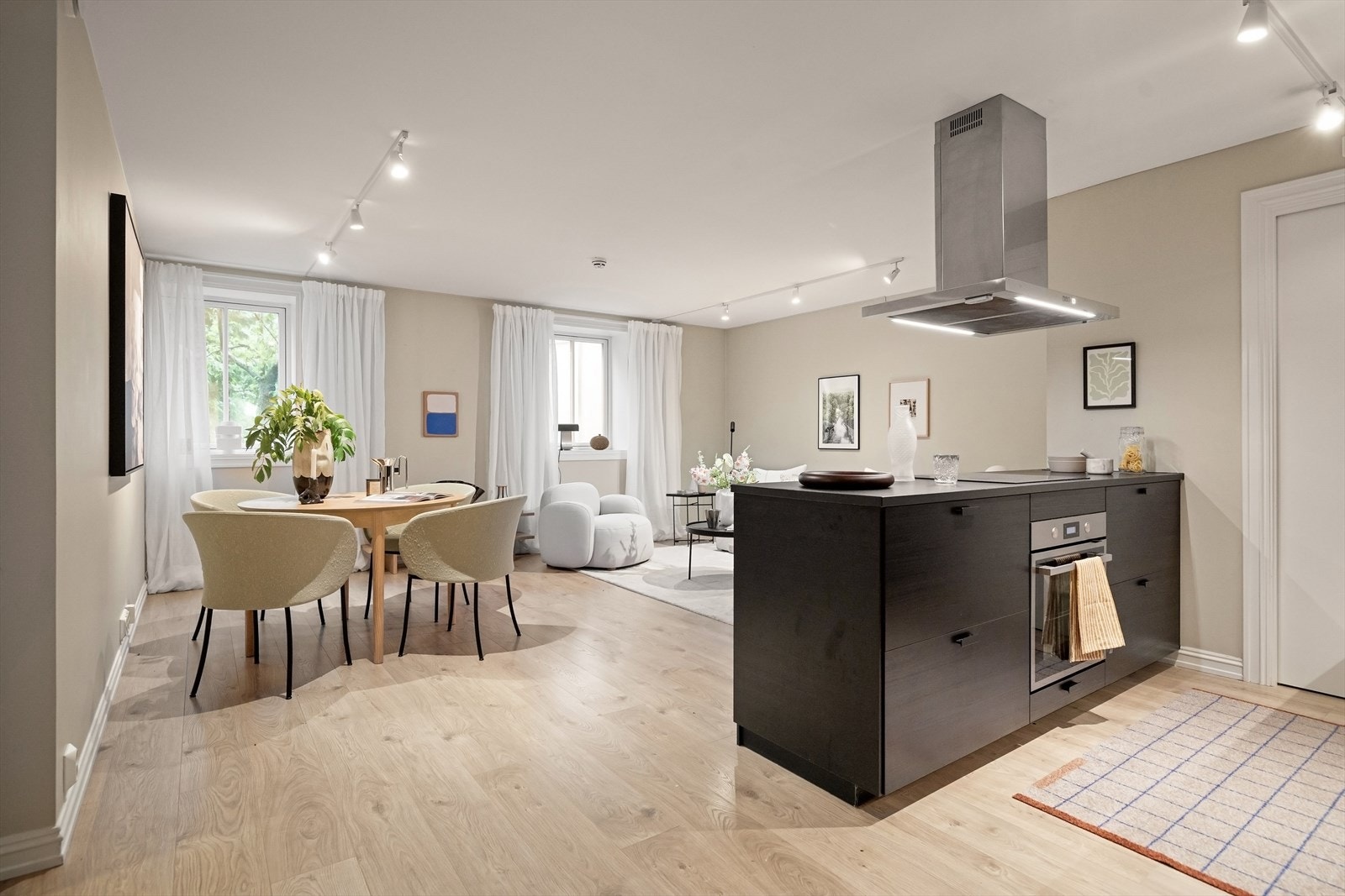 Store vinduer fra 2020 med 3-lags isolerglass vender mot den rolige, felles hagen. Galleribilde