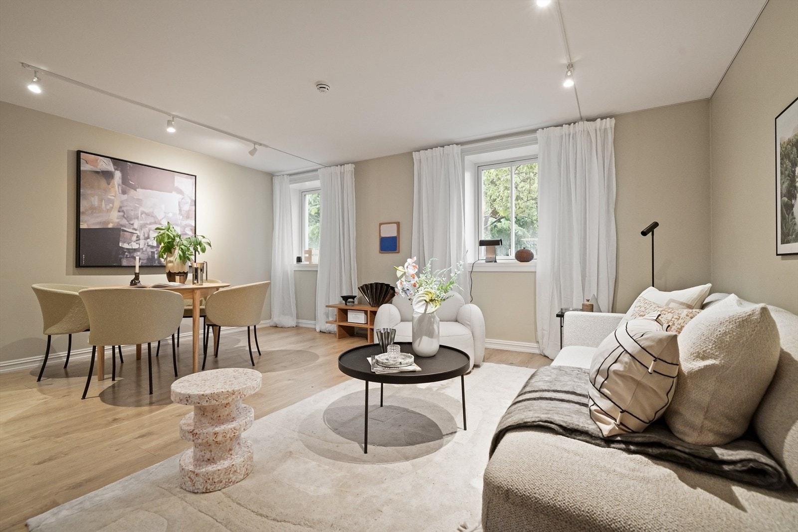 Stuen er lett å møblere med flere soner for sittegrupper og sosialt samvær. Galleribilde
