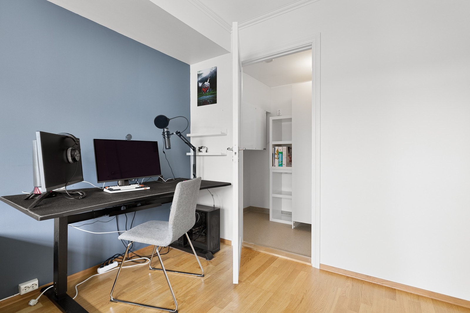 Praktisk bod på ca. 4 kvm ved siden av soverommet, ideell for oppbevaring. Galleribilde