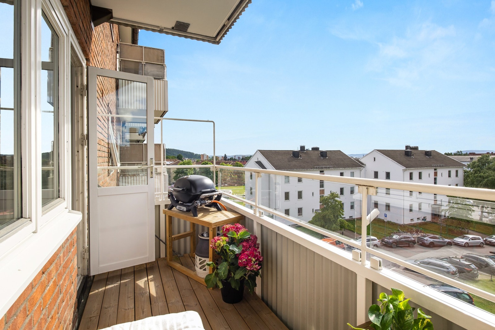 Balkongen har fin utsikt - Her har man sol fra ca. kl. 13/14 - 21/22 midtsommers Galleribilde