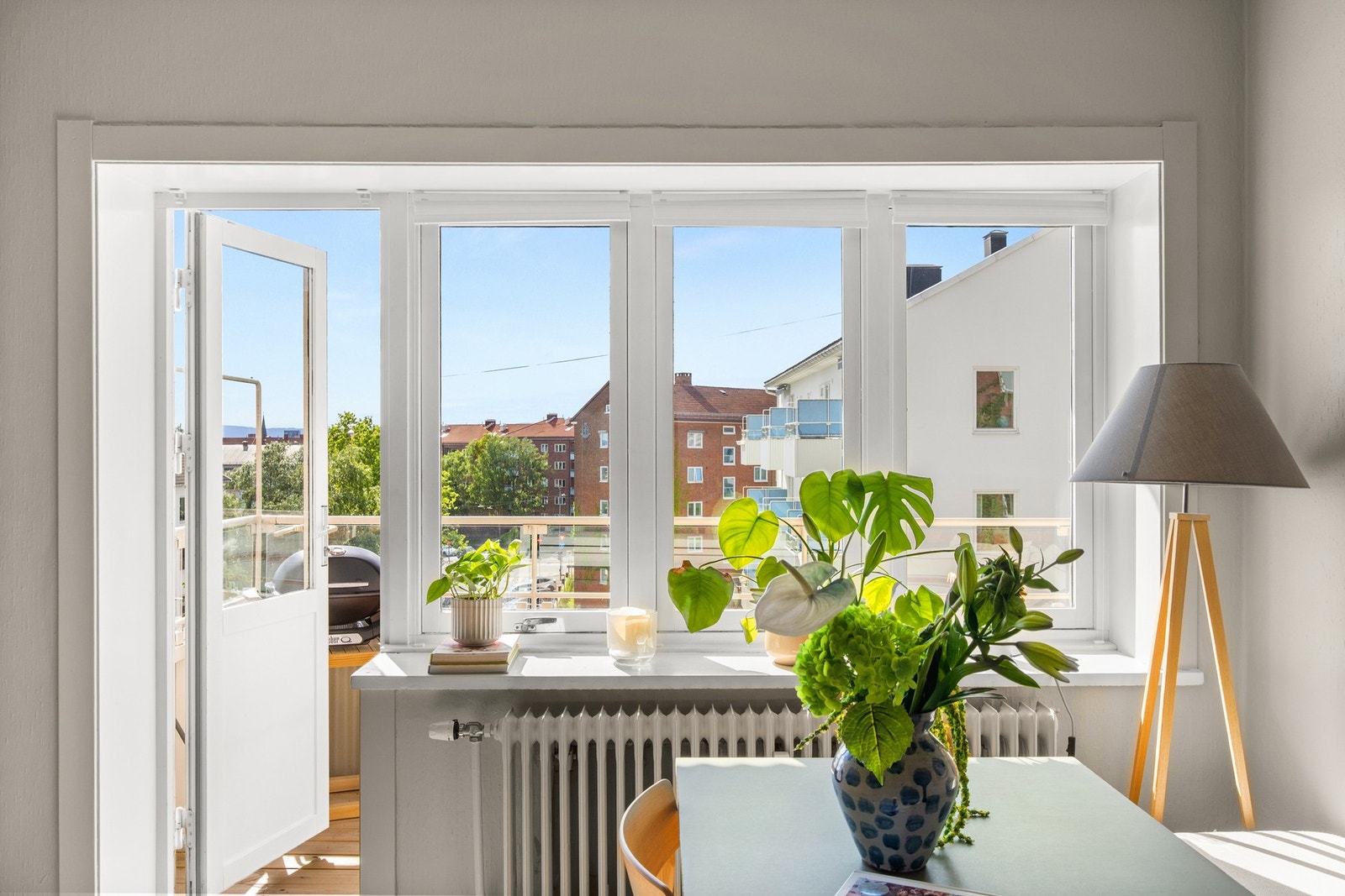 Det er innstallert solskjerming i stuen og soverom Galleribilde
