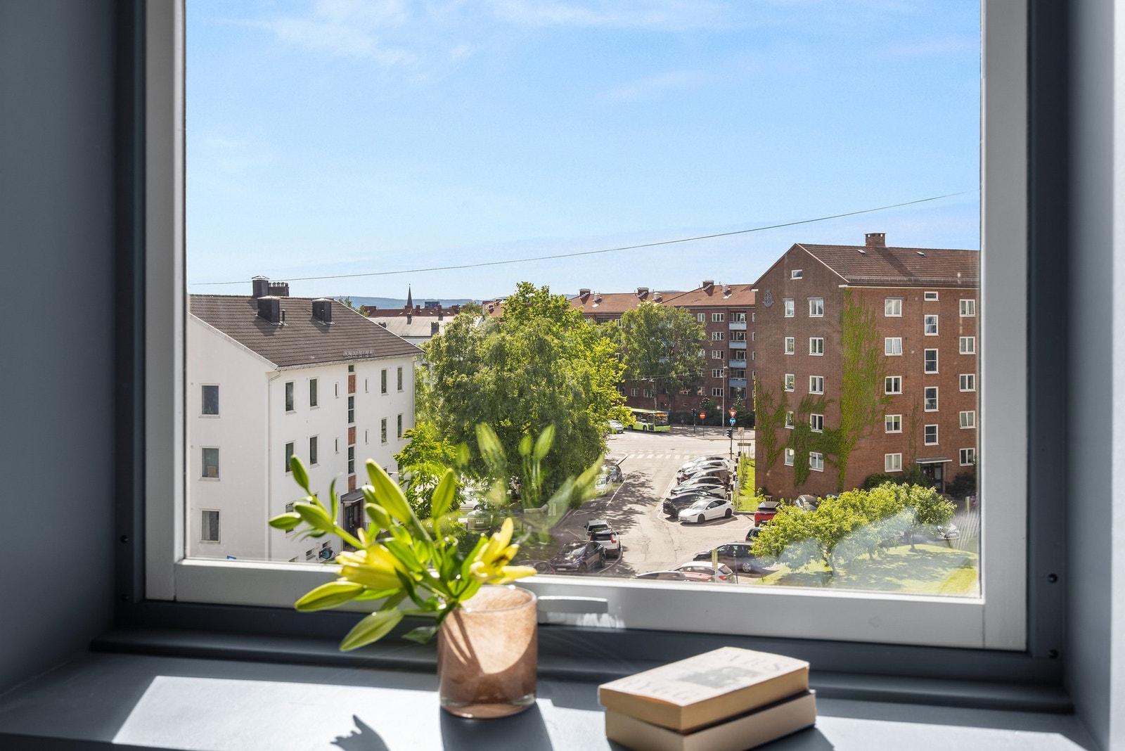 Trivelig utsikt fra soveromsvindu Galleribilde