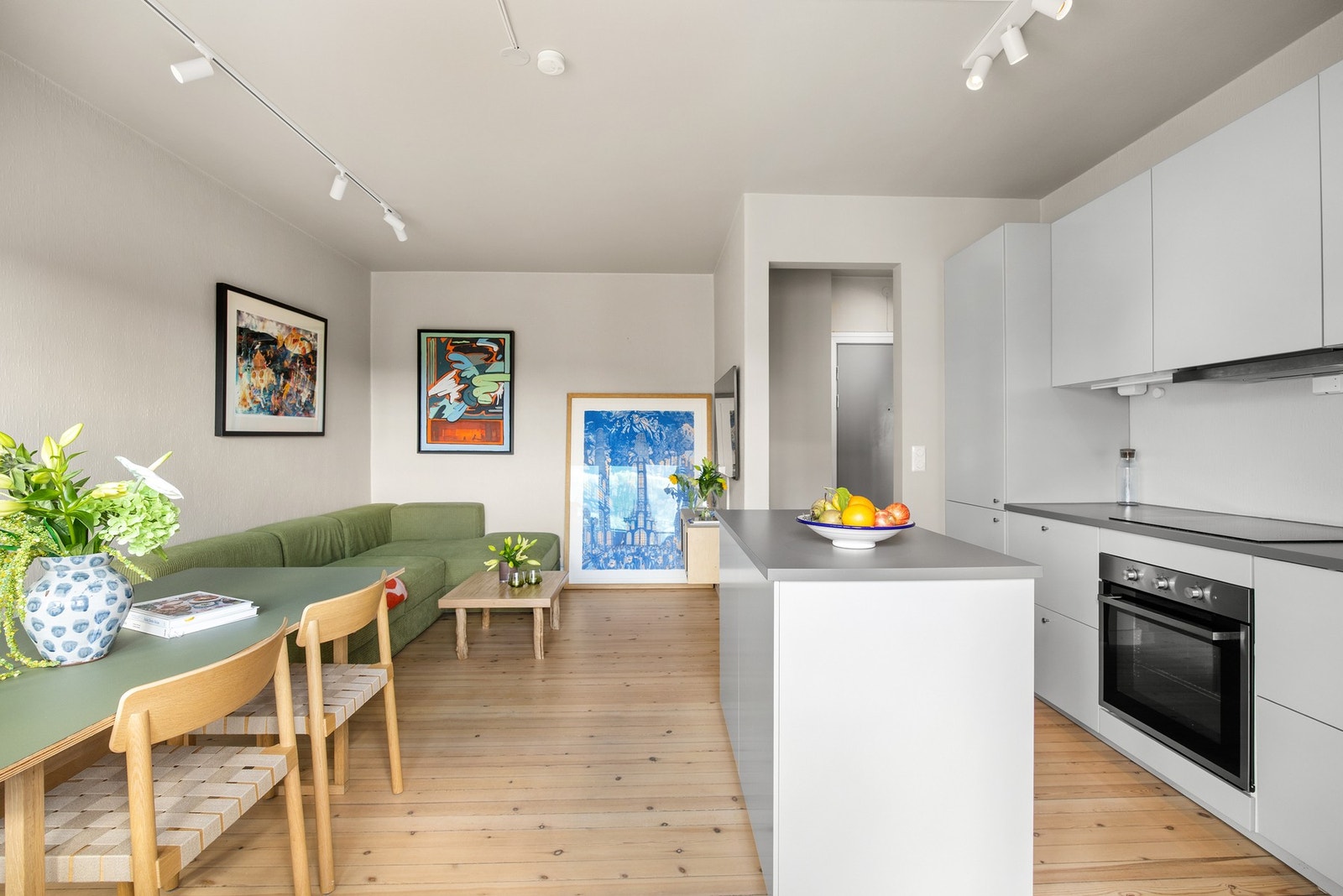 Stue med plass til spisebord, samt sofa med tv-møblement Galleribilde
