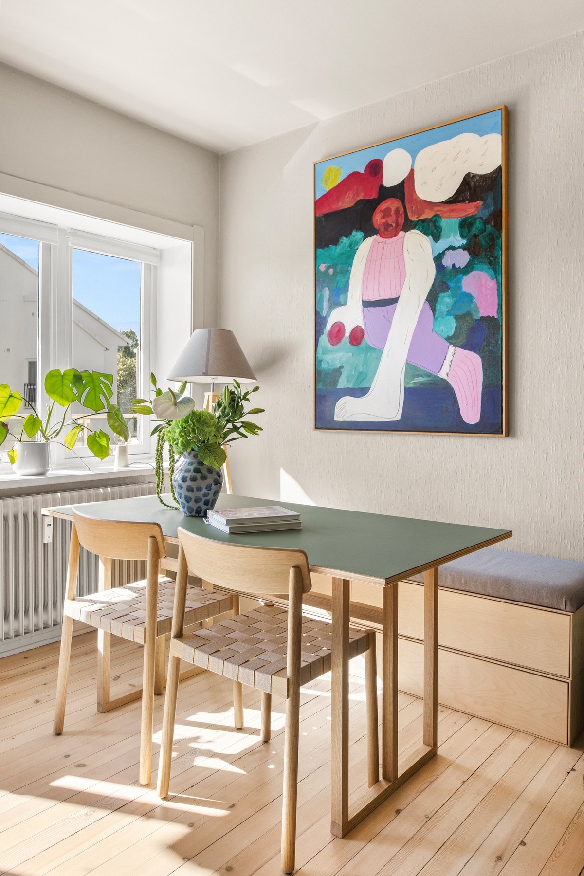 Stuen har plass til spisebord ved vinduet Galleribilde