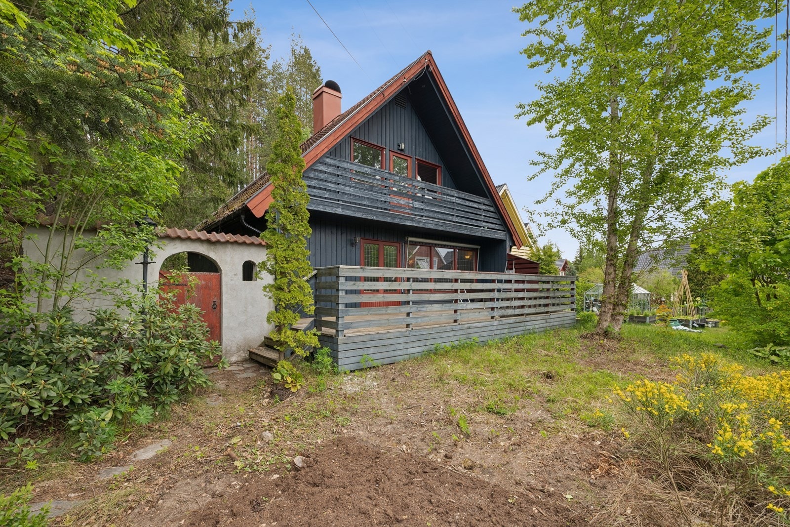 Eiendommen ligger idyllisk til i en blindgata. Galleribilde