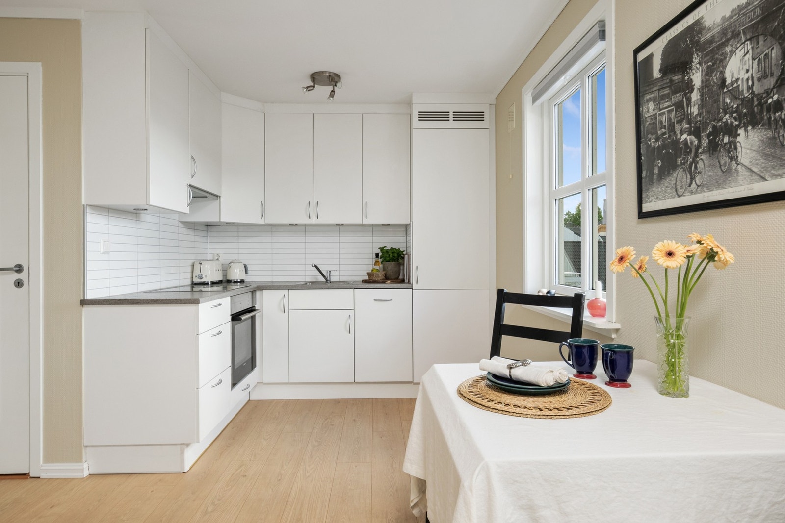 Kjøkken med moderne innredning fra 2017 med glatte fronter og laminat benkeplate. Galleribilde