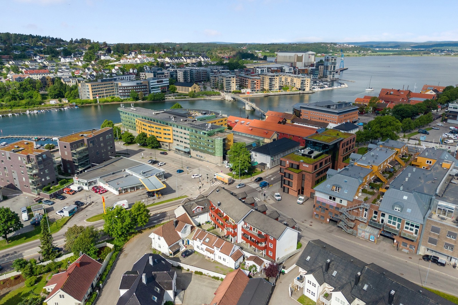 Tønsberg bibliotek ligger rett oppi gaten og den populære With Brød og kaffe ligger i umiddelbar nærhet. Galleribilde