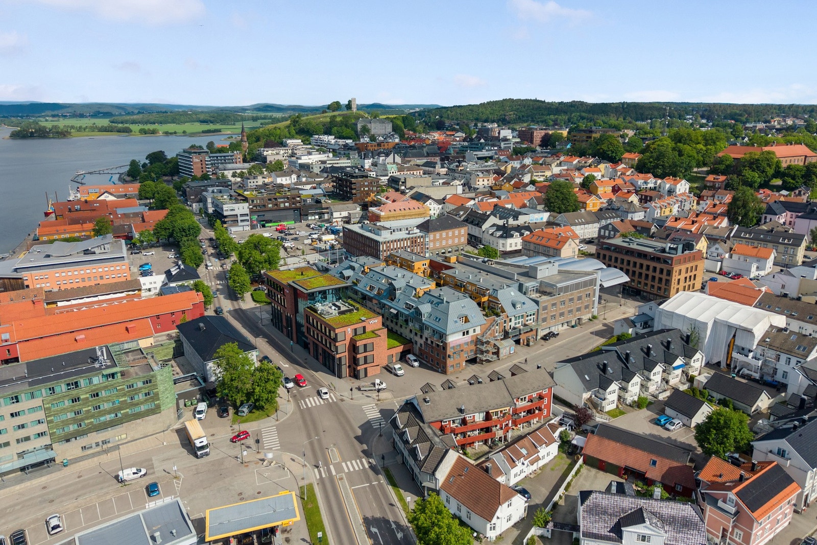 Tønsberg er en populær by som har sitt absolutte høydepunkt sommerstid, med stor turisme og et yrende folkeliv. Langs bryggene i Tønsberg kan du nyte av båtlivets gleder og et stort utvalg av restauranter, kafeer og barer. Galleribilde