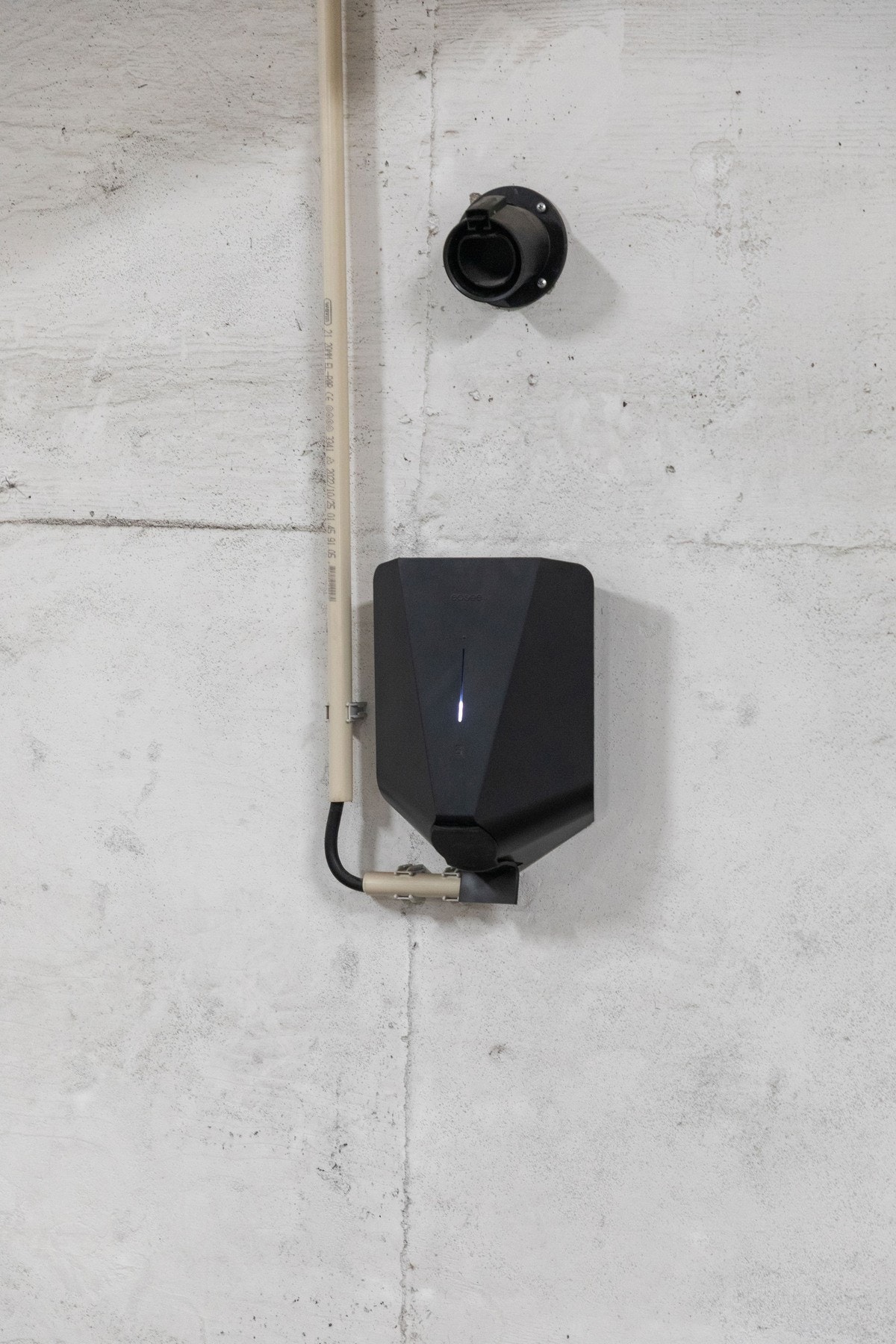 Det er egen elbil-lader. Galleribilde