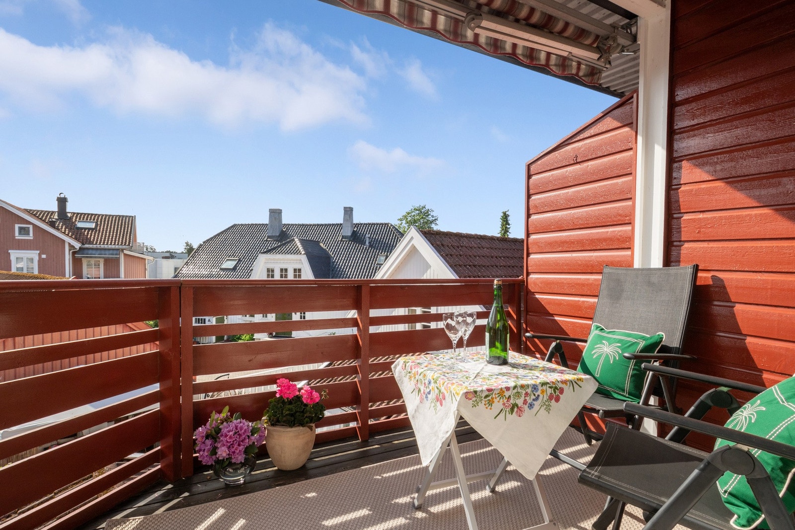 Balkong med plass til utemøbler hvor man kan nyte fine dager og hyggelige sommerkvelder. Galleribilde