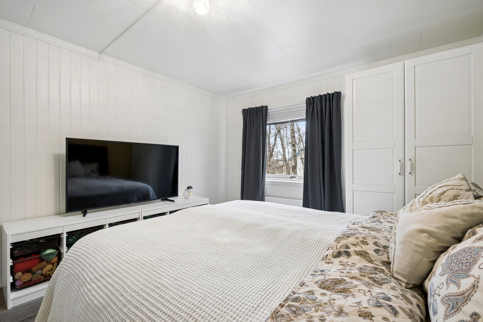 God plass til garderobeskap for oppbevaring. Galleribilde