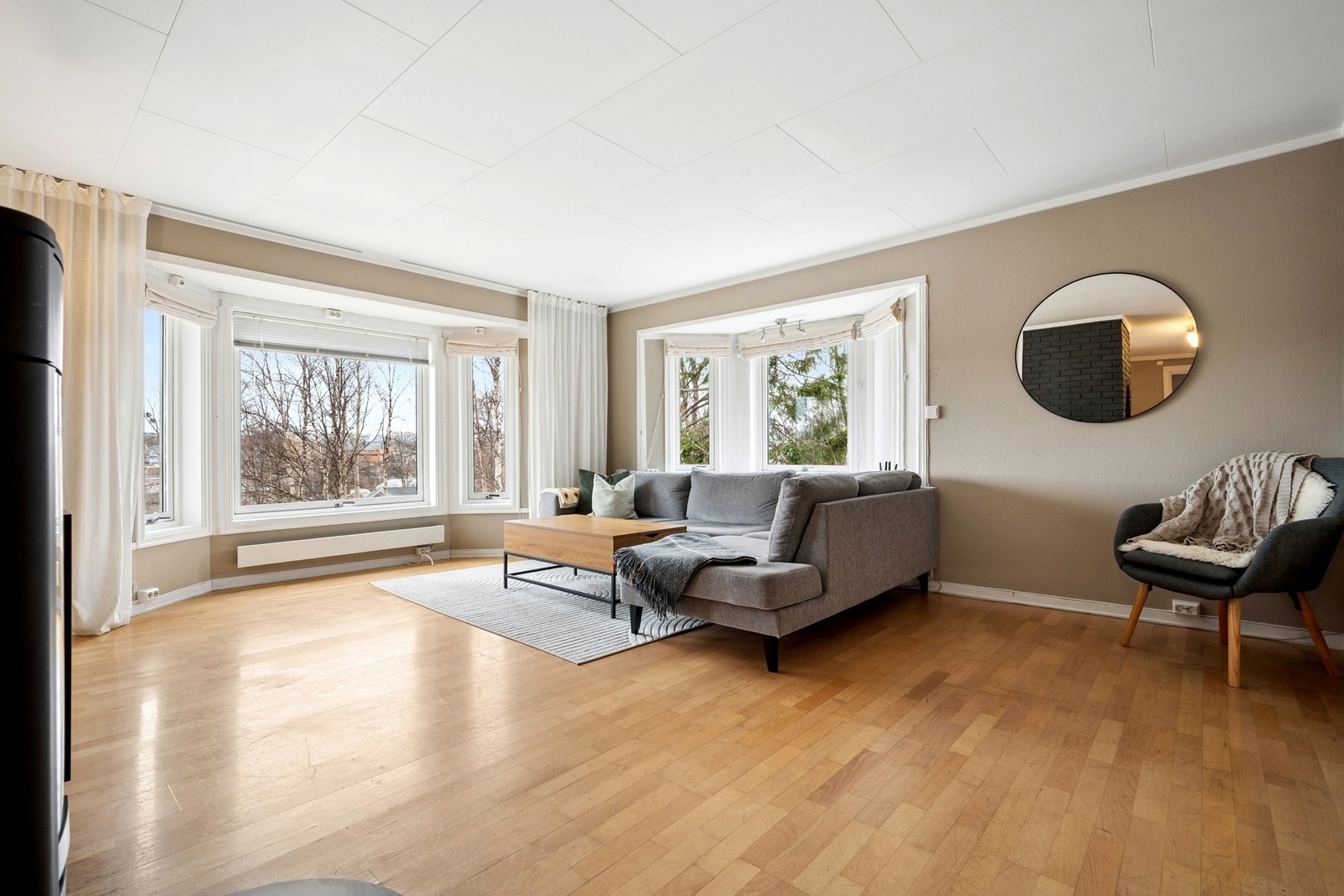 Stuen har parkett på gulvet og et karnappvindu som gir rommet særpreg og godt med dagslys. Galleribilde