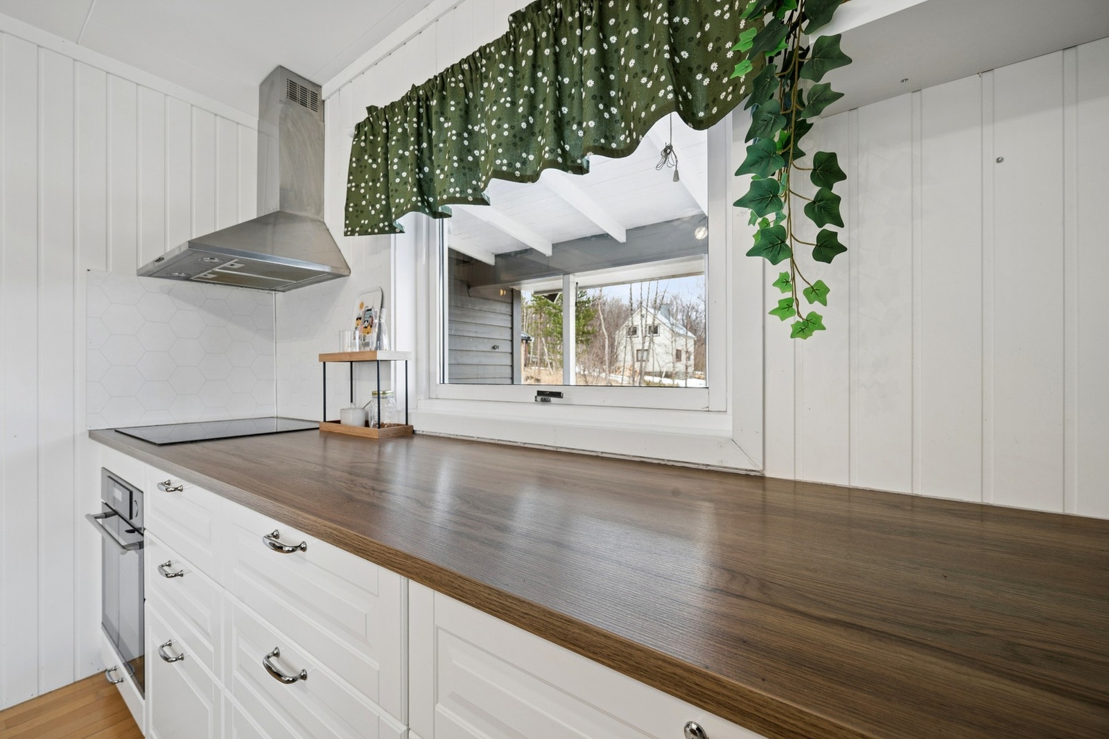 Laminert benkeplate og kitchenboard på veggen ved kokesonen. Galleribilde