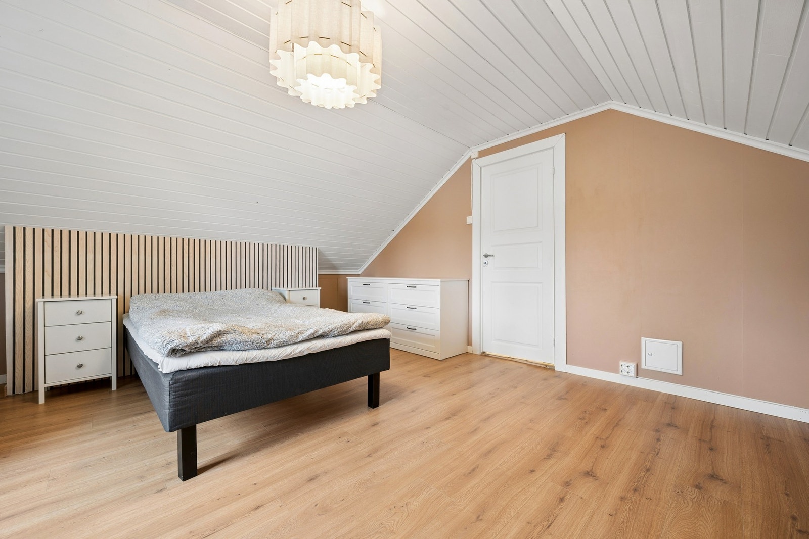 Laminatgulv og malte flater gir et lyst uttrykk. Galleribilde