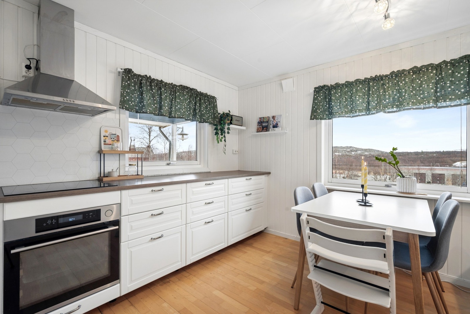Kjøkkeninnredning fra IKEA (2018) med profilerte fronter, integrert stekeovn og platetopp. Galleribilde
