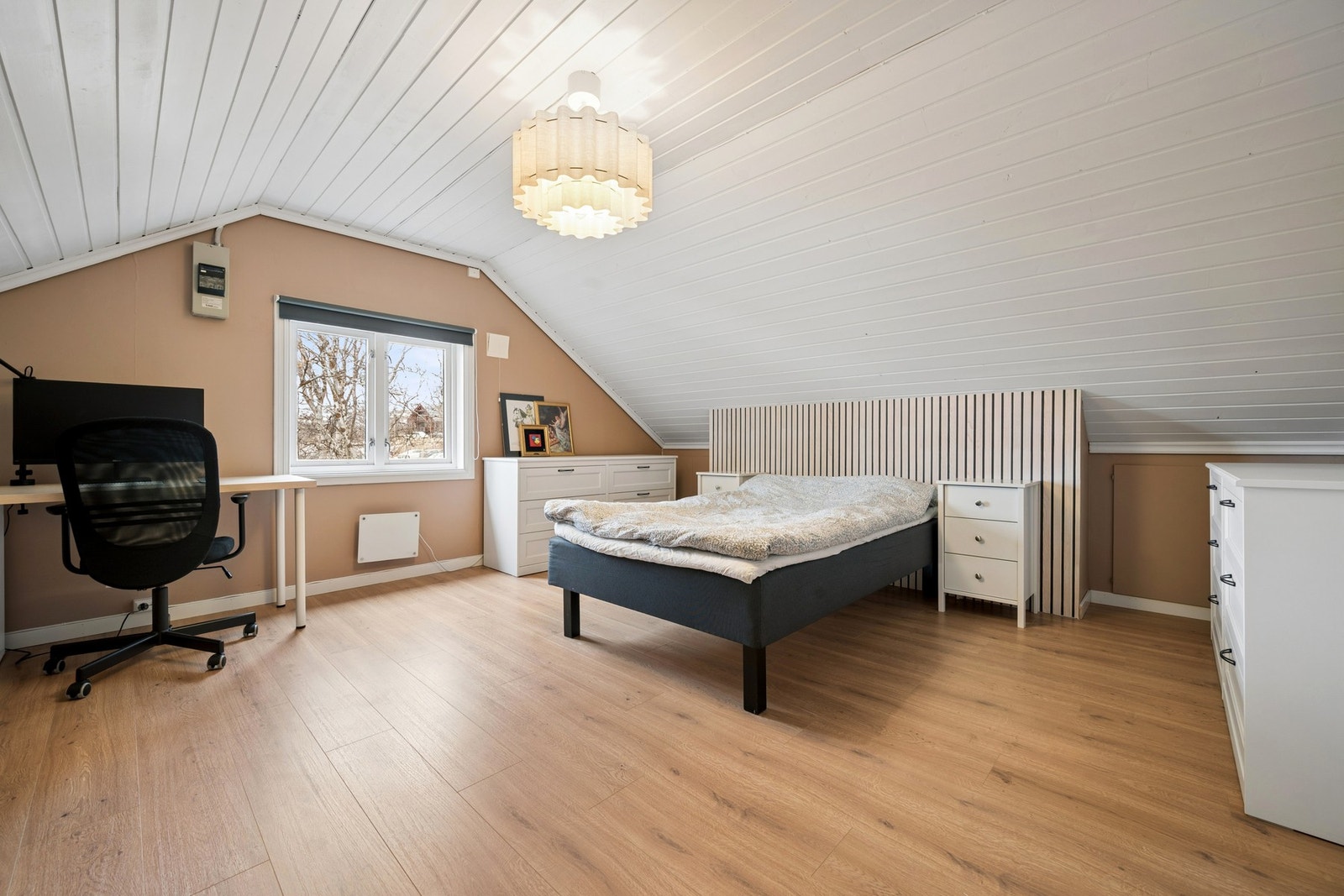 Rommet er romslig med plass til både seng og en egen kontorplass ved vinduet. Galleribilde