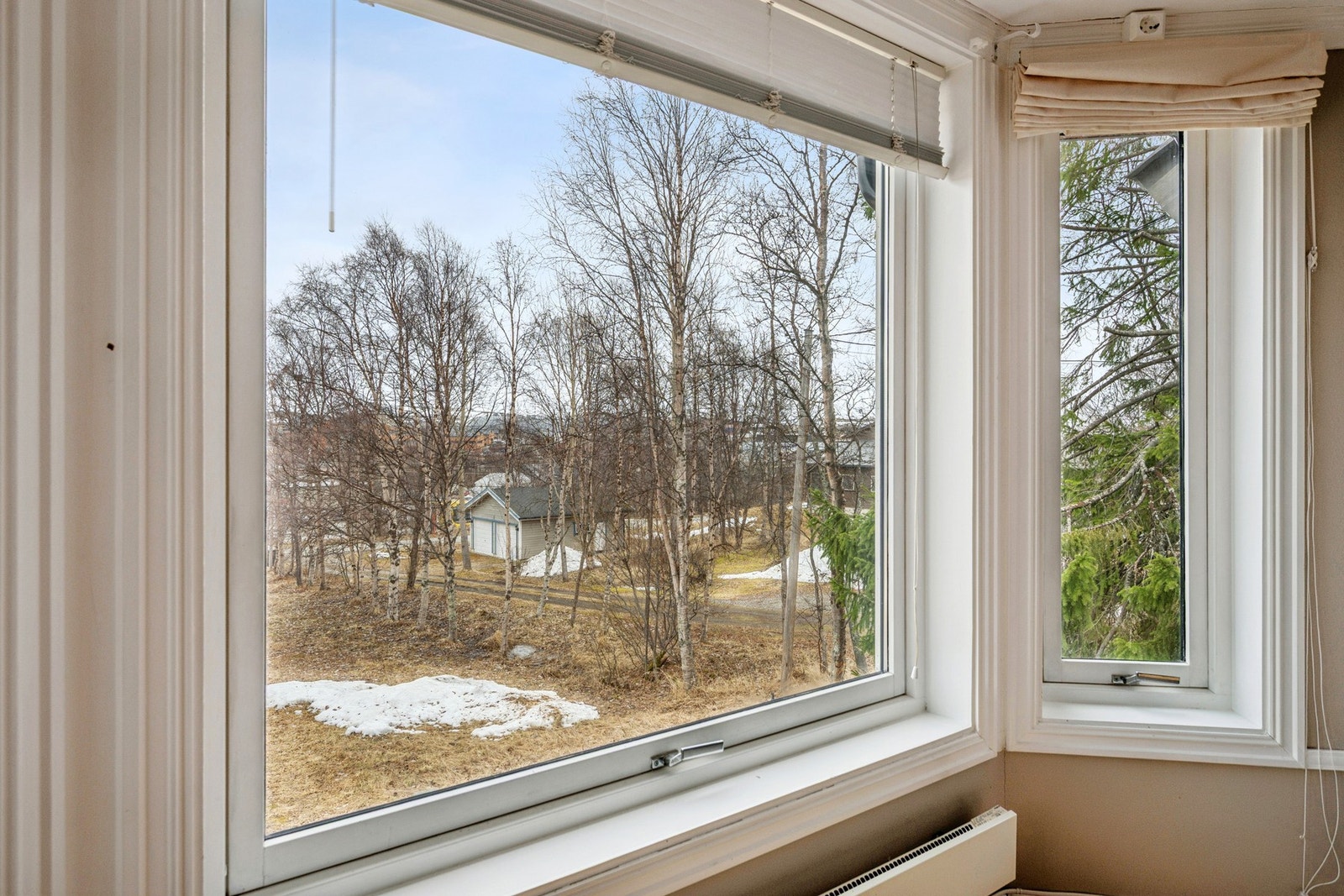 Vinduene i stuen er malte trevinduer med 2-lags glass, hovedsakelig fra 1991-1997. Galleribilde