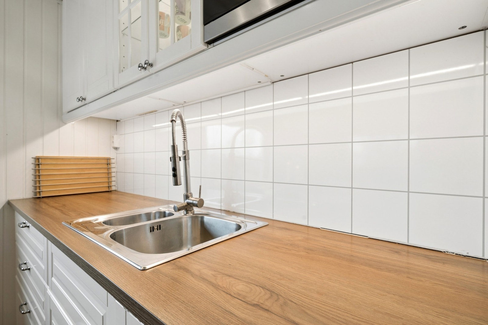 Kjøkkenet er også utstyrt med integrert kjøleskap og oppvaskmaskin. Galleribilde