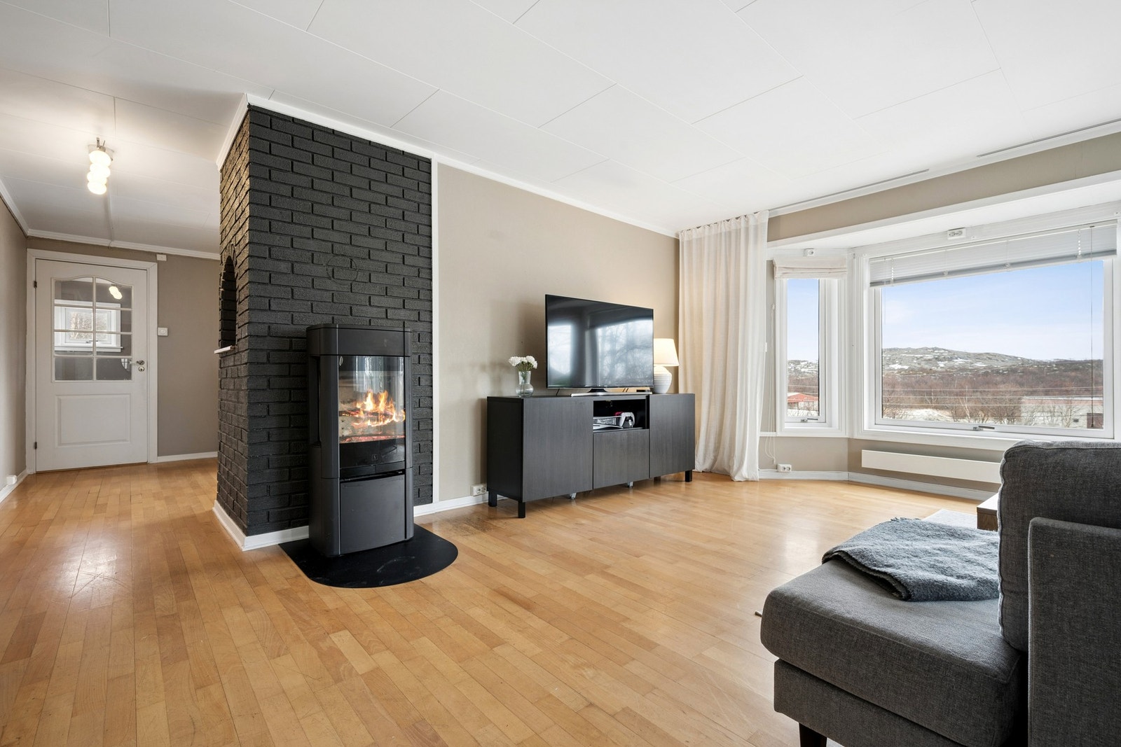 Rommet er lett å møblere med god plass til både sofagruppe og mediamøbler. Galleribilde