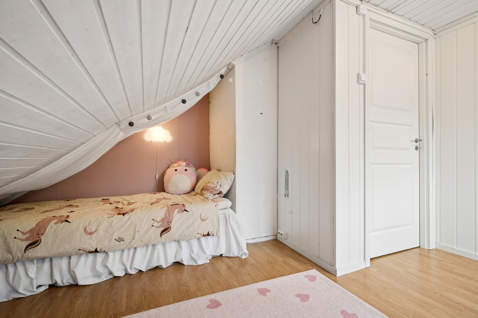 Skråtaket utnyttes effektivt med en lun soveplass. Galleribilde