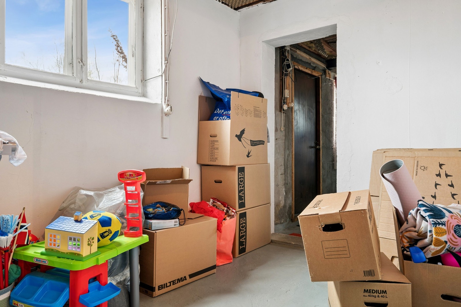 Kjelleren har flere boder som gir rikelig med lagringsplass. Galleribilde