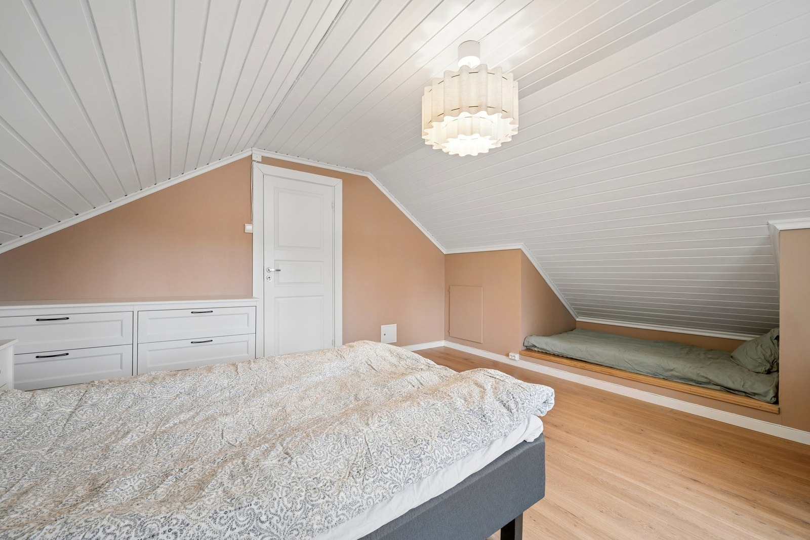 Hovedsoverommet i andre etasje har smarte, plassbygde løsninger for oppbevaring. Galleribilde