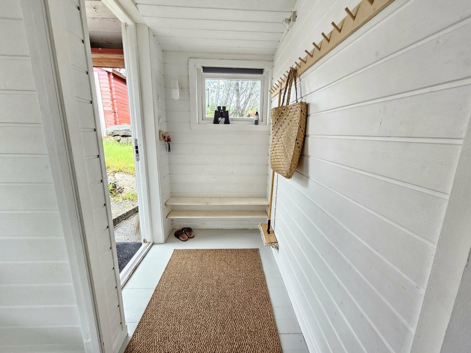 Entre med plass til ytterklær og sko Galleribilde